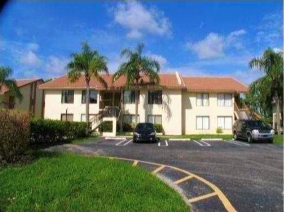 2566 Riverside Dr, Unit 323 in Coral Springs, FL - Building Photo