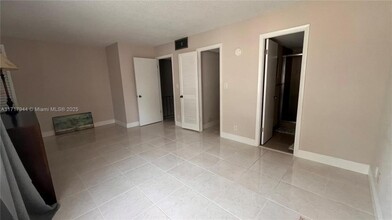 807 NE 27th Ave in Hallandale Beach, FL - Building Photo - Building Photo