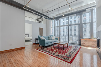 333 W Hubbard St, Unit 618 in Chicago, IL - Building Photo - Building Photo