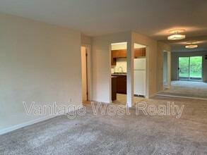 3180-3180 De Montreuil Ct in Kelowna, BC - Building Photo - Building Photo