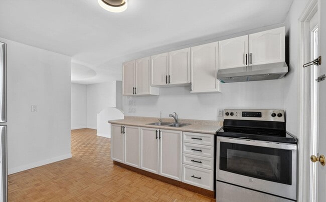 704 Brock St S in Whitby, ON - Building Photo - Building Photo