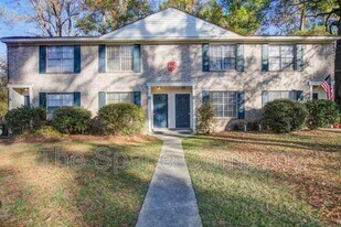 300 Crestview Dr in Summerville, SC - Building Photo