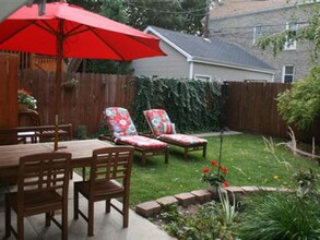 3238 N Hoyne Ave, Unit 1 in Chicago, IL - Foto de edificio - Building Photo