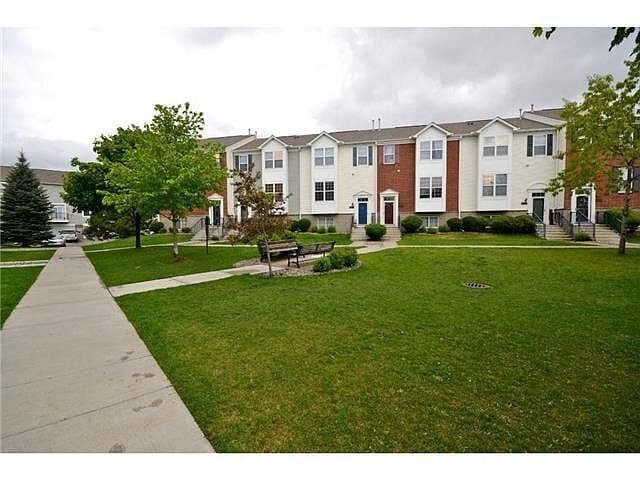 15871 Foliage Ave in Apple Valley, MN - Foto de edificio