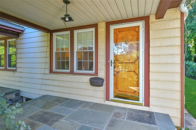 806 Pelhamdale Ave in New Rochelle, NY - Building Photo - Building Photo