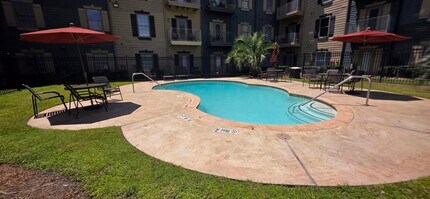 Pepper Tree Manor - 45+ Community in Houston, TX - Foto de edificio - Building Photo