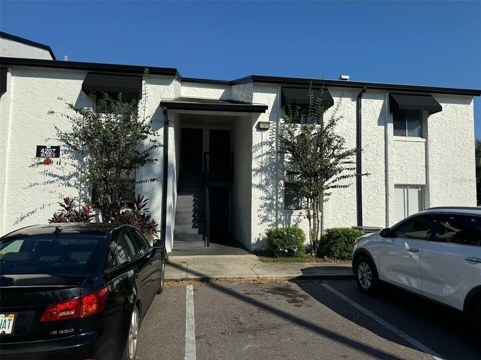 4207 S Semoran Blvd in Orlando, FL - Building Photo