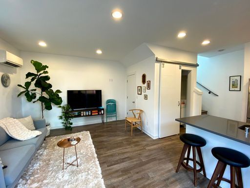 811 S Cloverdale St in Seattle, WA - Building Photo