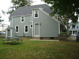 8 Main St in Kingston, MA - Building Photo