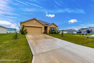 392 Ocarina St SW in Palm Bay, FL - Foto de edificio - Building Photo