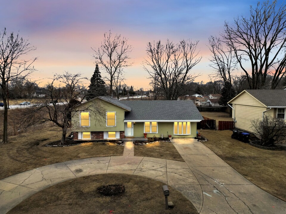 16284 W Pauline Ave in Prairie View, IL - Building Photo