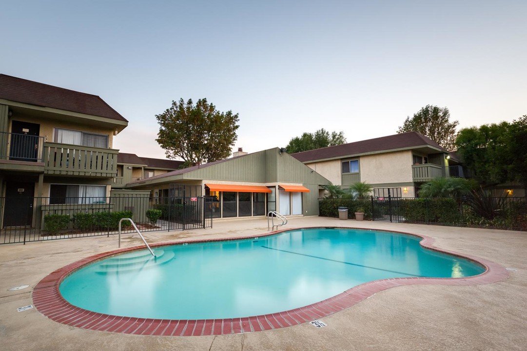 Fountain Villas in Canoga Park, CA - Building Photo