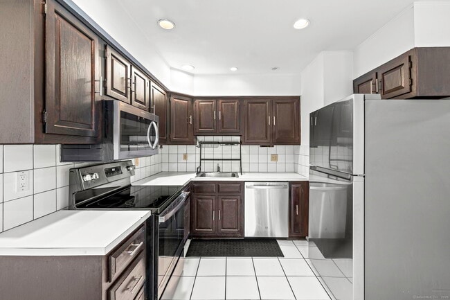 102 Courtland Cir in Stamford, CT - Building Photo - Building Photo