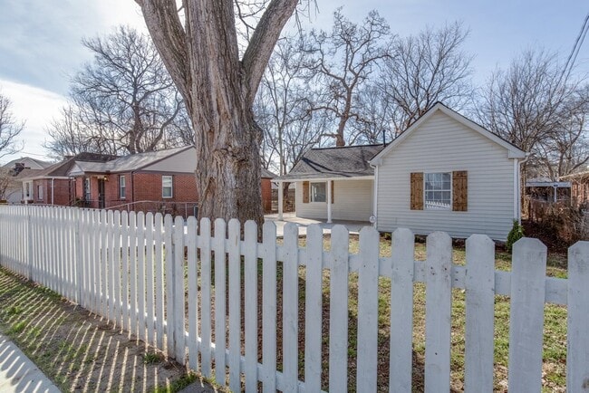 1417 22nd Ave N in Nashville, TN - Foto de edificio - Building Photo
