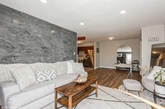 105 W Elk Trl, Unit 105 in Carol Stream, IL - Building Photo - Building Photo
