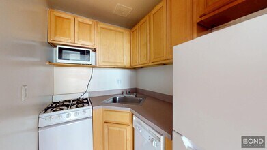 222 W 72nd St in New York, NY - Building Photo - Building Photo