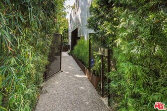 1849 Fox Hills Dr in Los Angeles, CA - Foto de edificio - Building Photo