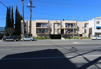 6819 Laurel Canyon Blvd in North Hollywood, CA - Foto de edificio - Building Photo