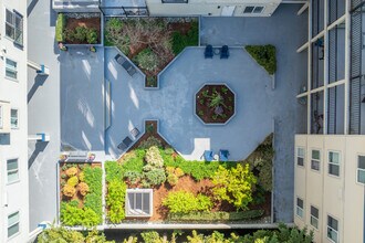 Guinevere Apartment Homes in Seattle, WA - Building Photo - Building Photo