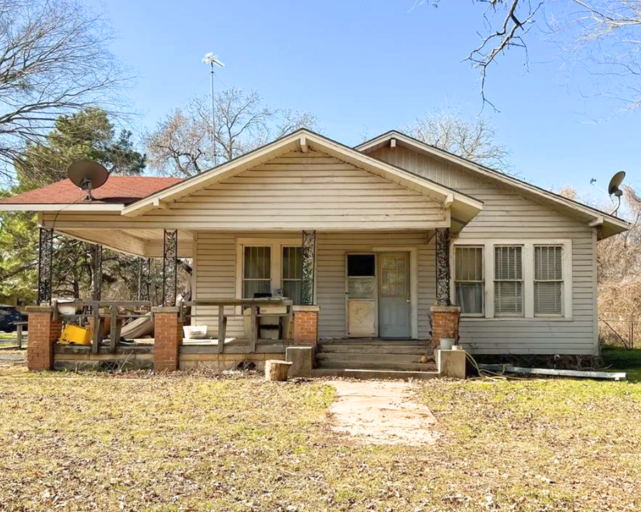 1421 S Robinson Ave in Jewett, TX - Building Photo