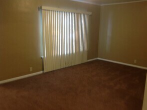 4027 E 52nd St, Unit Dn in Newburgh Heights, OH - Foto de edificio - Building Photo