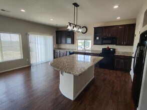 17778 E 44th Ave in Denver, CO - Foto de edificio - Building Photo