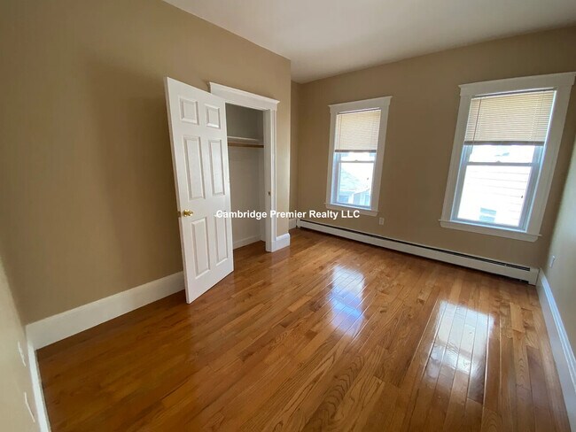 106 Glenwood Rd in Somerville, MA - Foto de edificio - Building Photo
