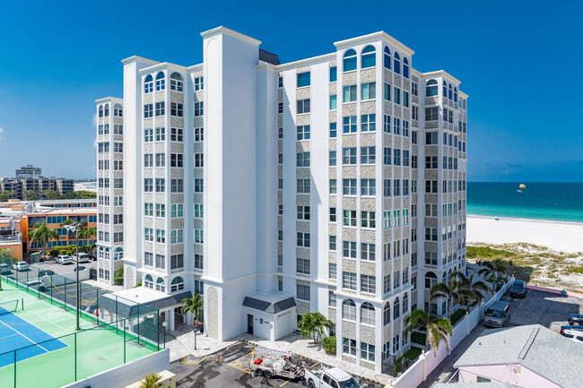 Beau Monde Condominiums in St Pete Beach, FL - Foto de edificio - Building Photo