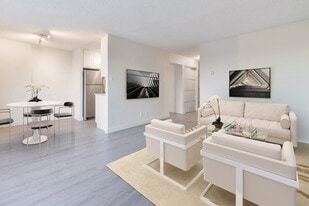 Ermineskin Place in Edmonton, AB - Building Photo