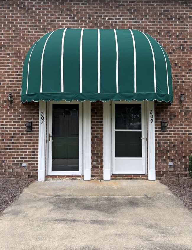 property at 207 S Lincoln St