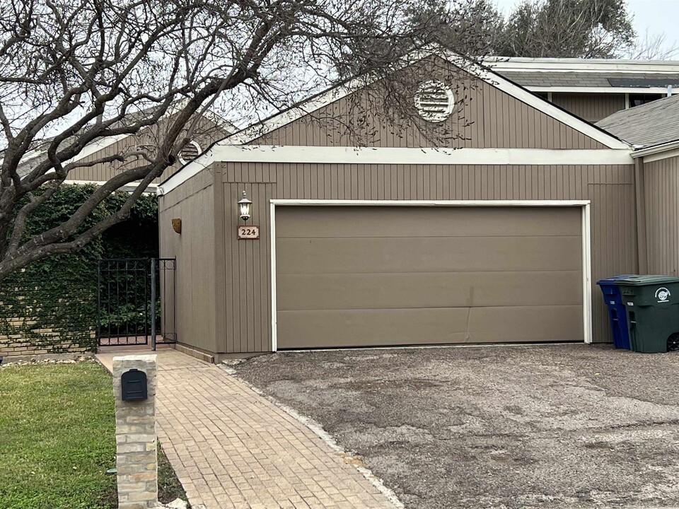 224 Nye Dr in Laredo, TX - Building Photo