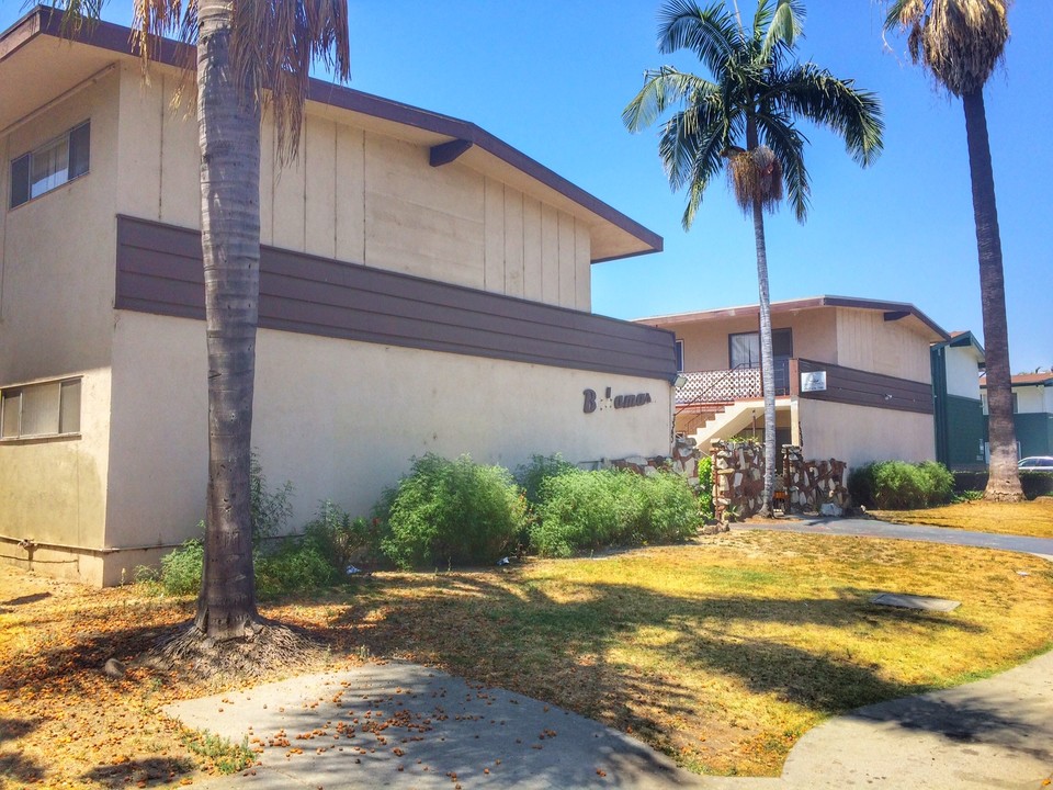 The Bahamas Apartments in Downey, CA - Building Photo