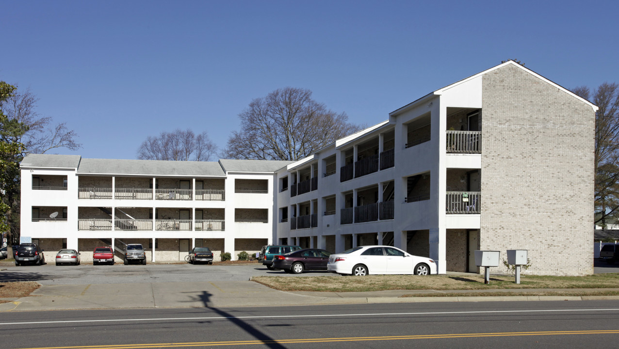 Shadowlawn Villas Apartments in Virginia Beach, VA - Building Photo