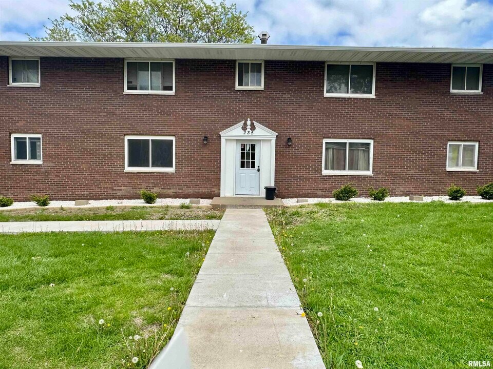 235 12th St in Silvis, IL - Building Photo