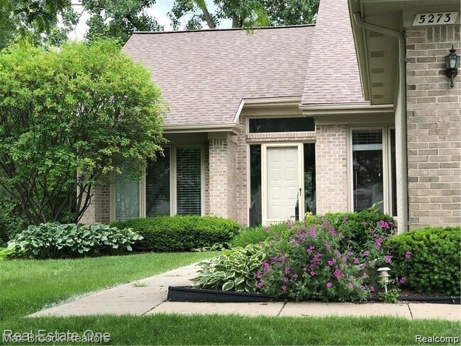 5273 Simpson Lake Rd in West Bloomfield Township, MI - Building Photo - Building Photo
