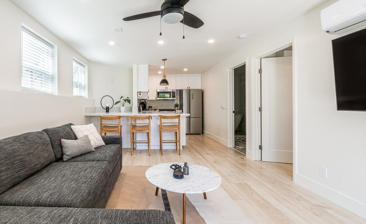 4920 W Mountain View Dr in San Diego, CA - Building Photo