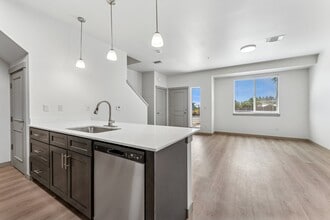 Titan Hill Townhomes in Salem, OR - Building Photo - Building Photo