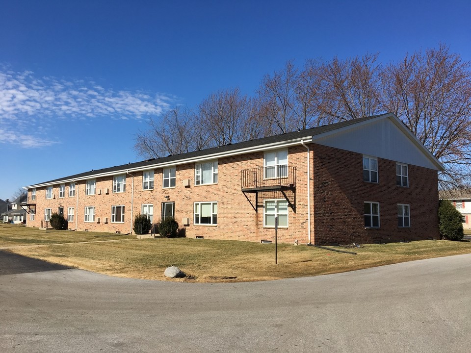 109 E Monroe Ave in Hartford, WI - Foto de edificio