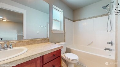 18204 123rd St E in Sumner, WA - Foto de edificio - Building Photo