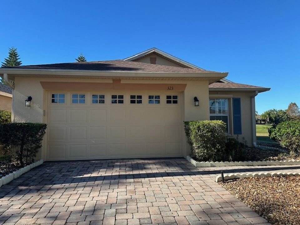 323 Acadia Dr in Poinciana, FL - Building Photo