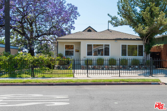 3721 S St Andrews Pl in Los Angeles, CA - Building Photo