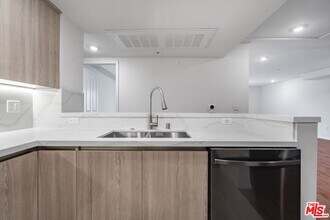5245 Santa Monica Blvd in Los Angeles, CA - Building Photo - Building Photo