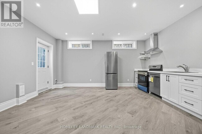 15 Bobmar Rd in Toronto, ON - Building Photo - Building Photo