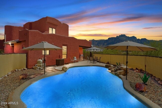 1297 N Roadrunner Rd in Apache Junction, AZ - Foto de edificio - Building Photo