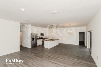 1021 Locust Ave in Palm Bay, FL - Foto de edificio - Building Photo