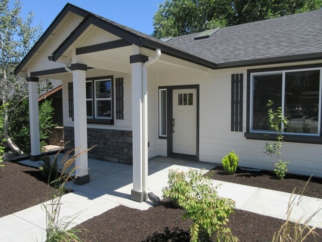 2856 Huettl Ln in Bend, OR - Building Photo - Building Photo