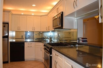 57 Goodwin Dr in North Brunswick, NJ - Foto de edificio - Building Photo