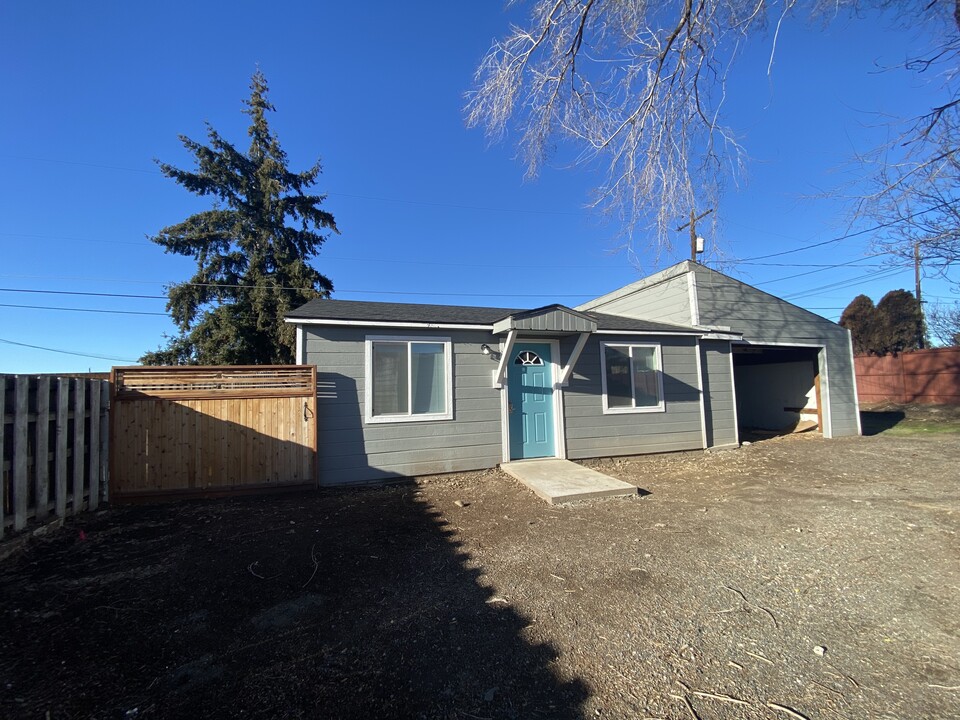 1304-1302 S 42nd Ave in Yakima, WA - Building Photo