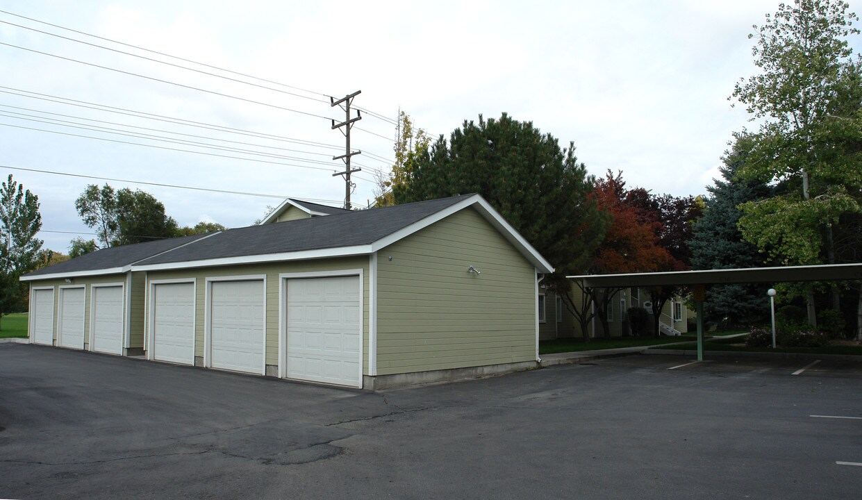 Country Club Apartments in Nampa, ID - Building Photo