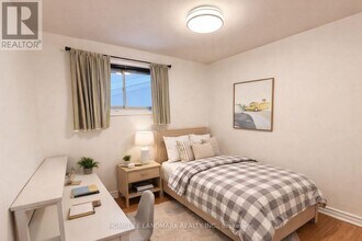 22 Knowles Crescent in Aurora, ON - Building Photo - Building Photo